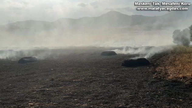 Saman balyaları yanarak küle döndü