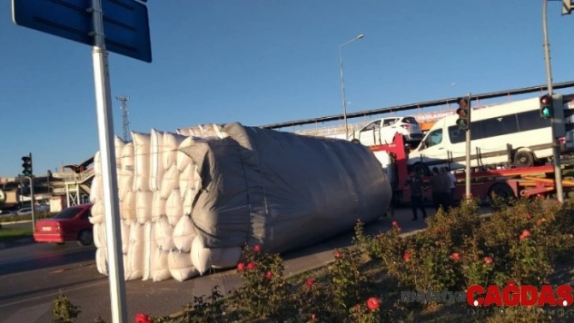 Saman yüklü kamyon devrildi: 1 yaralı