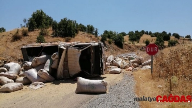Saman yüklü kamyon devrildi: 2 Yaralı
