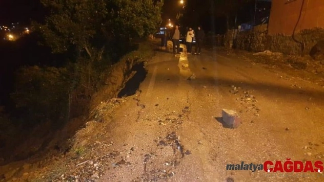 Samandağ'da aşırı yağış sonrası yol çöktü