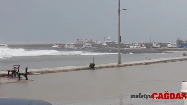 Samandağ'da fırtına ve sağanak yağış hayatı olumsuz etkiliyor