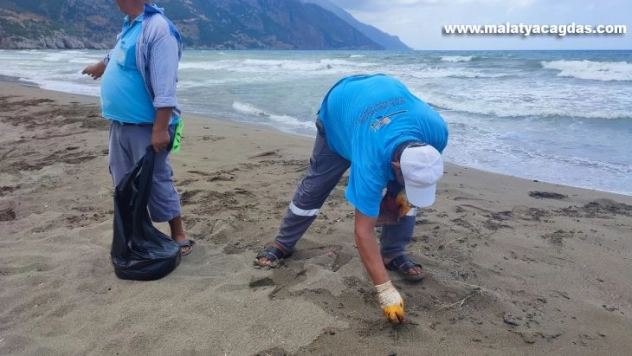 Samandağ'da petrol temizliği 8 gündür sürüyor