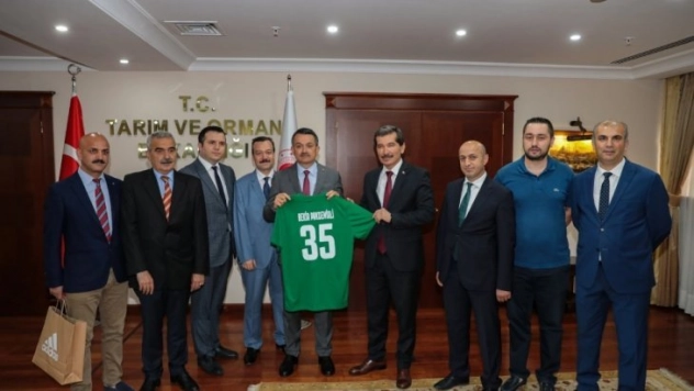 Şampiyon Basketbol takımından Bakan Pakdemirli'ye forma