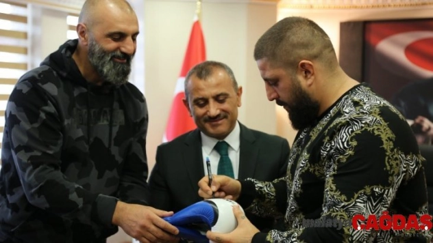 Şampiyon, eldivenini Vali Sonel'e hediye etti