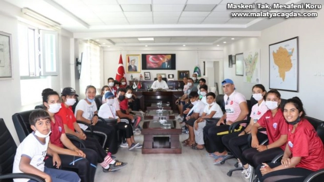 Şampiyon kanoculardan Başkan Aksoy'a ziyaret