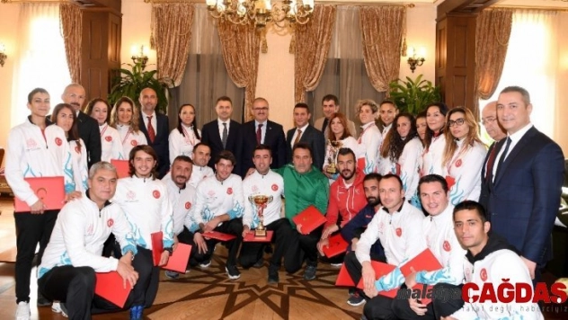 Şampiyon öğrencilere Vali'den tebrik