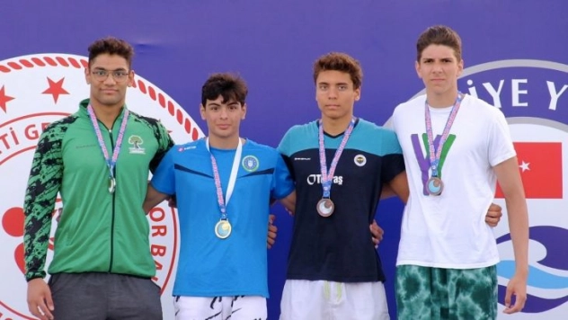 Şampiyon yüzücüler başarıya doymuyor