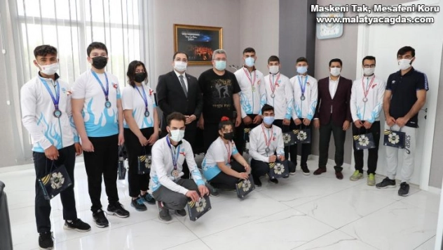 Şampiyonlardan Canpolat'a ziyaret