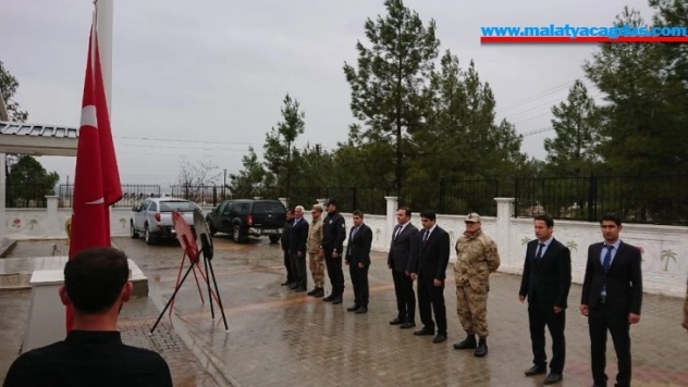 Samsat'ta 18 Mart şehitleri anma kapsamında çelenk sunumu gerçekleştirildi