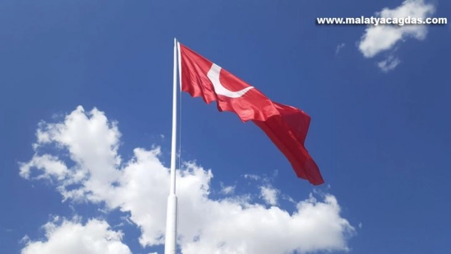 Samsat'ta dev Türk Bayrağı göndere çekildi