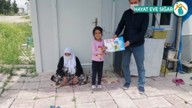 Samsat'ta evde kalan çocuklara kitap dağıtıldı