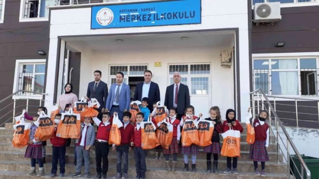 Samsat'ta ihtiyaç sahibi öğrencilere bot dağıtıldı