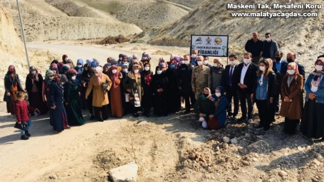 Samsat'ta kadınlar meyve fidanlarını toprakla buluşturdu