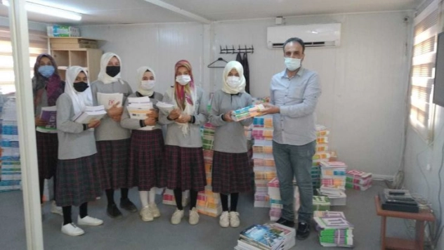 Samsatlı öğrencilere kitap dağıtıldı