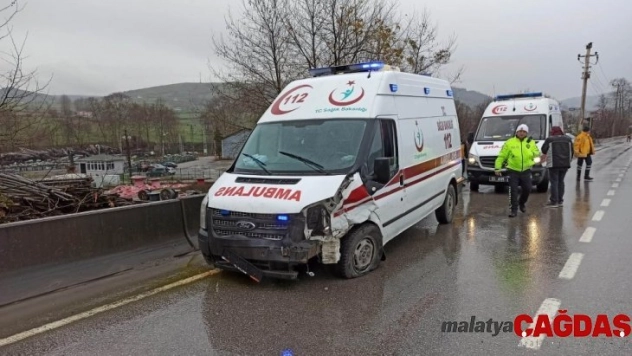 Samsun'da ambulans ile otomobil çarpıştı: 4 yaralı