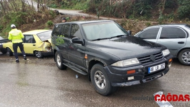 Samsun'da cip park halindeki araçlara çarptı: 1 yaralı