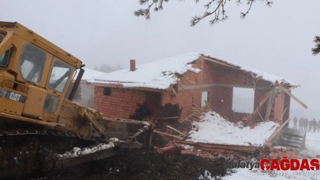 Samsun'da orman arazisindeki 26 kaçak yayla evi yıkıldı