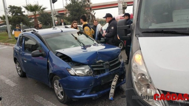 Samsun'da otomobili ile minibüs çarpıştı: 2 yaralı