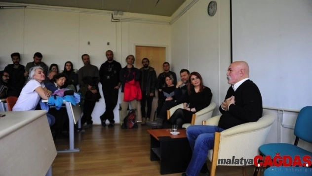 Sanatçı Ercan Kesal üniversite öğrencileriyle bir araya geldi