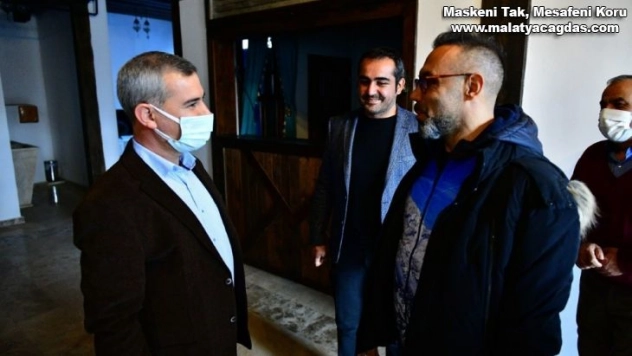 Sanatçı Umut Oğuz, tarihi Yeşilyurt Konaklarına hayran kaldı