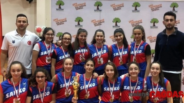 SANKO okulları Kurtuluş Kupası'nda aldı şampiyon oldu
