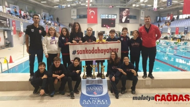 SANKOLU yüzücüler Kurtuluş Kupası için kulaç attı