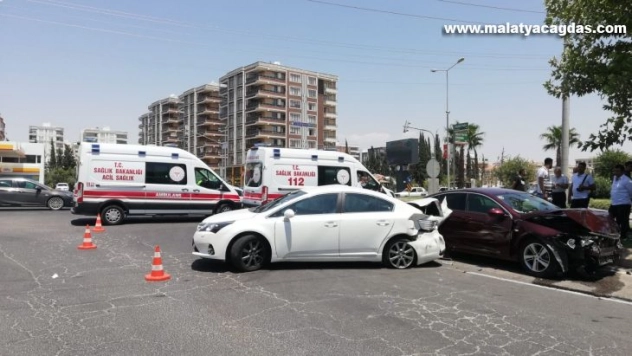 Şanlıurfa'da 3 aracın karıştığı kazada 6 kişi yaralandı
