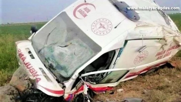 Şanlıurfa'da ambulans devrildi: 1 ölü, 4 yaralı