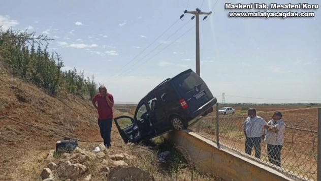Şanlıurfa'da araç şarampole devrildi: 5 yaralı