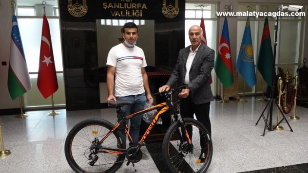 Şanlıurfa'da aşı olan gençler hediyelerini alıyor