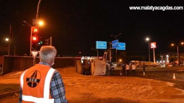 Şanlıurfa'da buğday yüklü tır devrildi: 1 yaralı