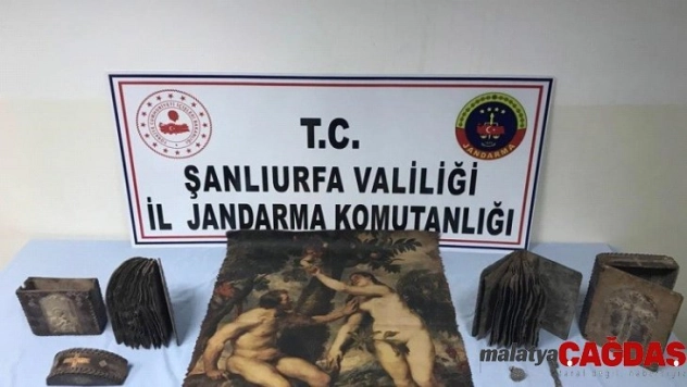 Şanlıurfa'da ceylan derisine yapılmış tarihi tablo ele geçirildi
