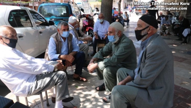 Şanlıurfa'da Covid-19 aşısını yaptıran yaşlılar normal hayata döndü