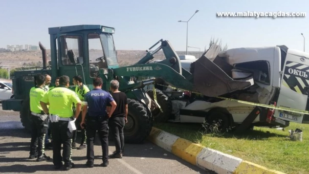 Şanlıurfa'da freni boşalan iş makinesi, öğrenci servis minibüsünü biçti. Çok sayıda yaralının olduğu bölgeye ambulanslar sevk edildi.