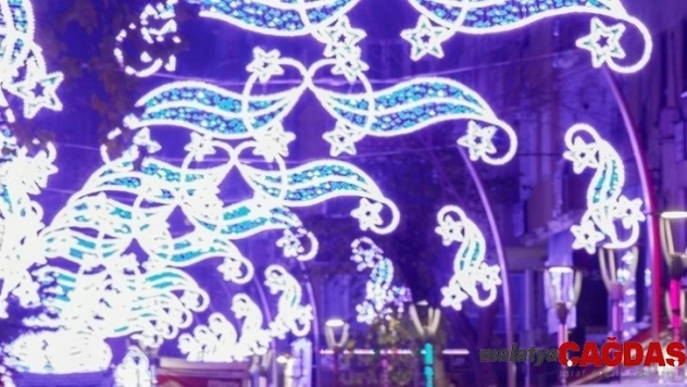 Şanlıurfa'da gece 'sevgi caddeleri' ile aydınlatılıyor