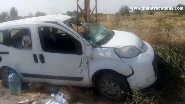 Şanlıurfa'da hafif ticari araç devrildi: 2 yaralı