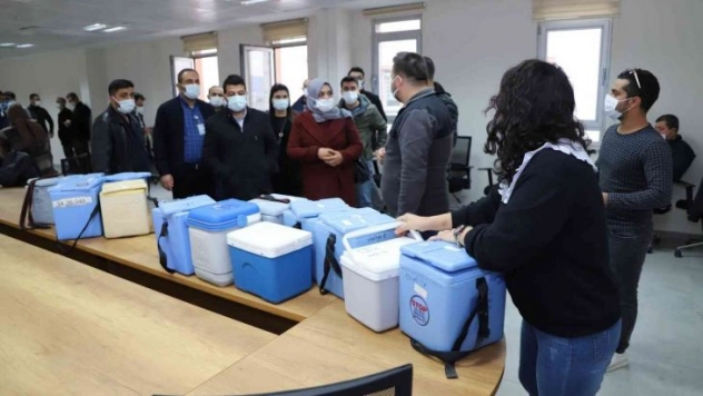 Şanlıurfa'da halk süpürme tekniğiyle aşılanıyor