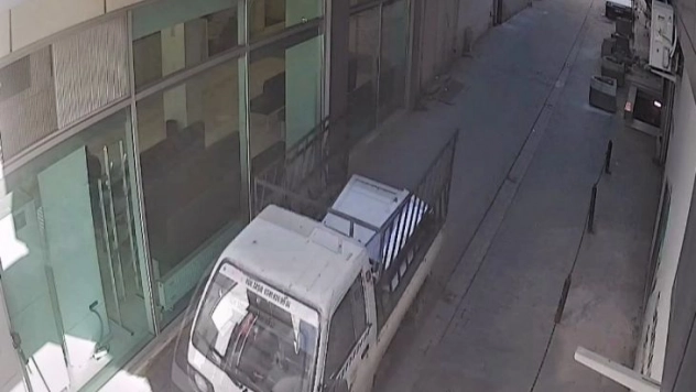 Şanlıurfa'da hırsız binanın kapı ve pencerelerini çaldı