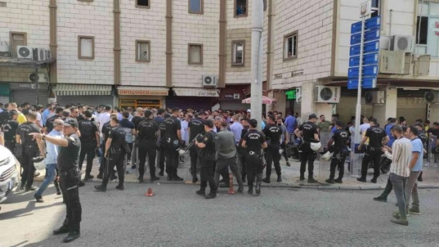 Şanlıurfa'da kaçak cep telefonu operasyonunda gerginlik