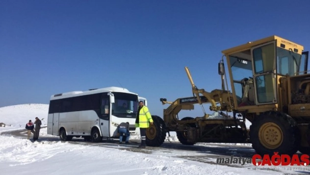 Şanlıurfa'da kapanan yollar ekipler tarafından açılıyor