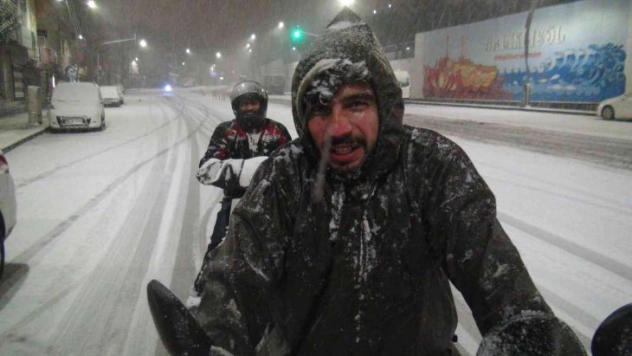 Şanlıurfa'da kar kimine eğlence kimine çile oldu