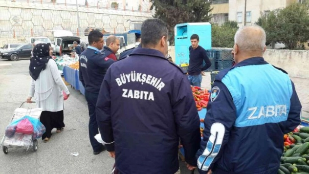 Şanlıurfa'da kurallara uymayan 24 pazarcı esnafına ceza yazıldı