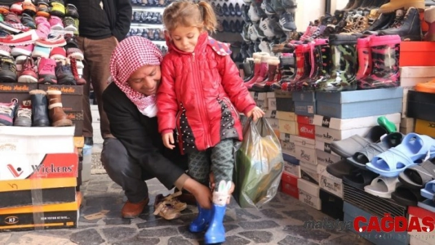 Şanlıurfa'da lastik çizmelere ilgi devam ediyor