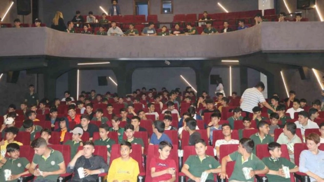 Şanlıurfa'da öğrencilerin sinema keyfi