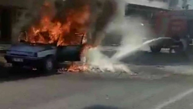 Şanlıurfa'da seyir halindeki otomobil alev topuna döndü