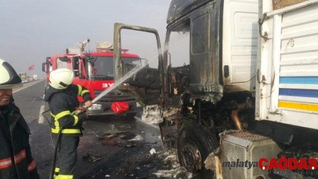 Şanlıurfa'da seyir halindeki tır alev aldı