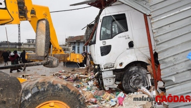 Şanlıurfa'da tır markete daldı: 4 yaralı