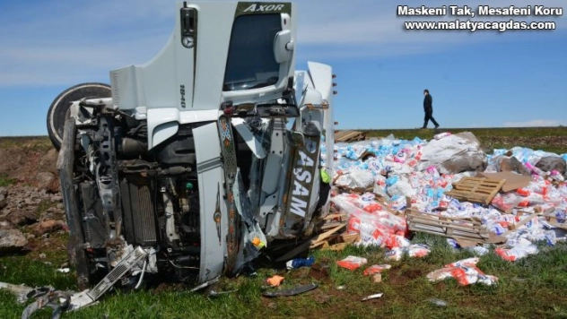 Şanlıurfa'da tır şarampole devrildi: 1 ölü, 1 yaralı