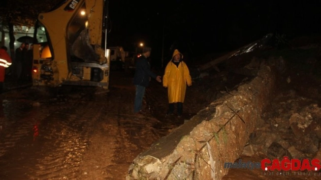 Şanlıurfa'da yağış nedeniyle okul duvarı çöktü