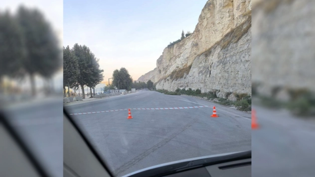 Şanlıurfa'da yaşanan heyelanda aracın üzerine kaya düştü